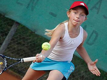 Julia Bergmann (TV Haßfurt) holte sich mit der besten Bilanz der Lokalmatadoren aus dem Landkreis den Wanderpokal der Kreissiegerin. Foto: René Ruprecht