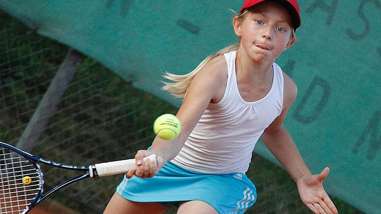 Julia Bergmann (TV Haßfurt) holte sich mit der besten Bilanz der Lokalmatadoren aus dem Landkreis den Wanderpokal der Kreissiegerin. Foto: René Ruprecht