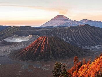 Das Bild des Monats im Wettbewerb des Münnerstädter Rhönklub-Fotokreises zeigt einen Blick auf das Tengger-Vulkan-Massiv.  Foto: Ilse Schwarz