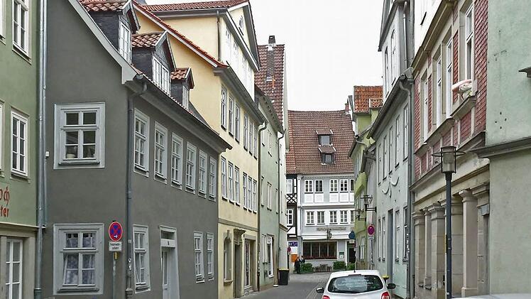 Nicht nur die sanierten Häuser verändern das Aussehen der Metzgergasse. Auch die Umwandlung in einen verkehrsberuhigten Bereich hat hat die Anmutung der Gasse entscheidend beeinflusst.Foto: Jochen Berger