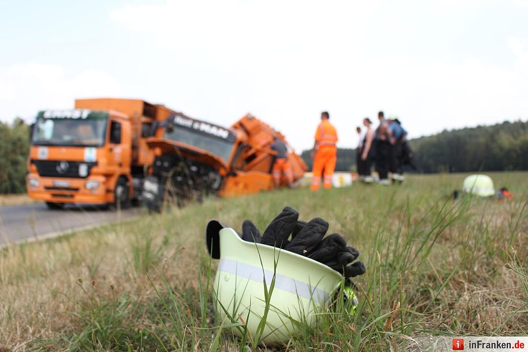 Muellabfuhr kommt von Strasse ab und landet im Graben