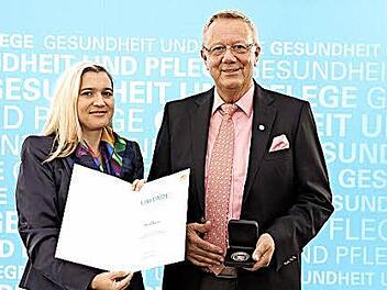 Gesundheitsministerin Melanie Huml überreichte Dieter Breivogel die Bayerische Staatsmedaille für Gesundheit und Pflege. Foto: stmgp