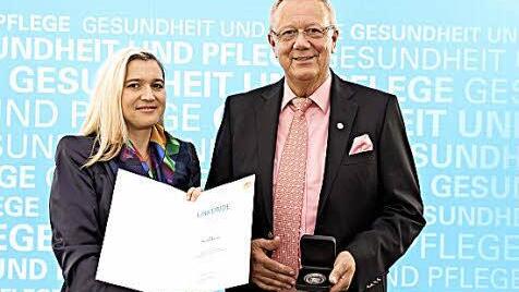 Gesundheitsministerin Melanie Huml überreichte Dieter Breivogel die Bayerische Staatsmedaille für Gesundheit und Pflege. Foto: stmgp