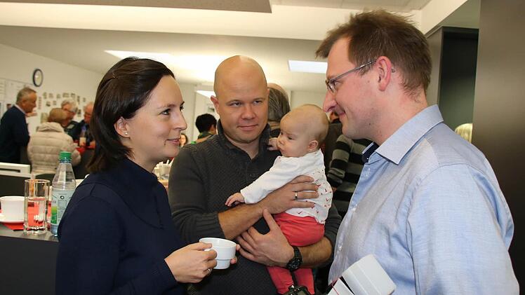 Redakteur Arkadius Guzy (rechts) im Gespräch mit Landkreis-Pressesprecherin Melanie Hofmann und ihrer Familie. Foto: Ralf Ruppert