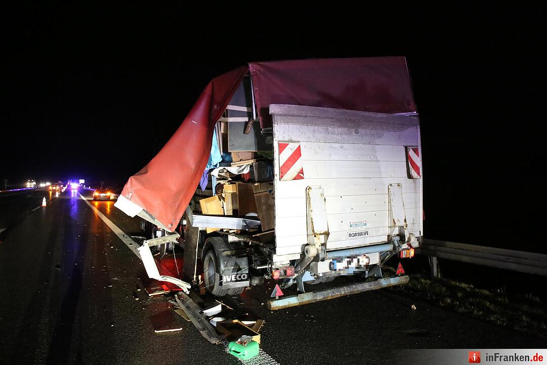 A9 bei Hof: Schwertransporter fährt gegen Pannen-Lkw