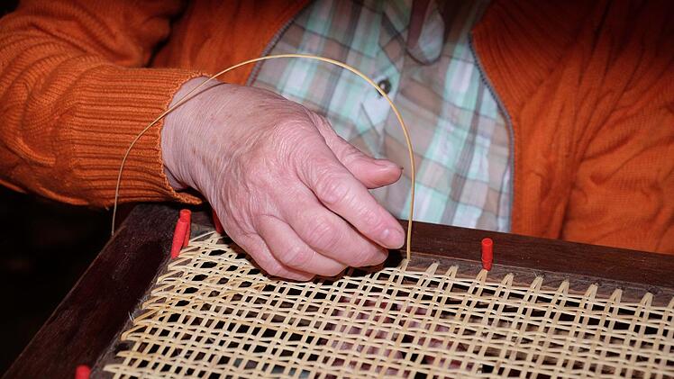 Künstler und Handwerker stellten im Rathaus aus: Glasbäser, Modeschmuckdesigner, Flechter und Osterhasenformer. Foto: Gerd Schaar