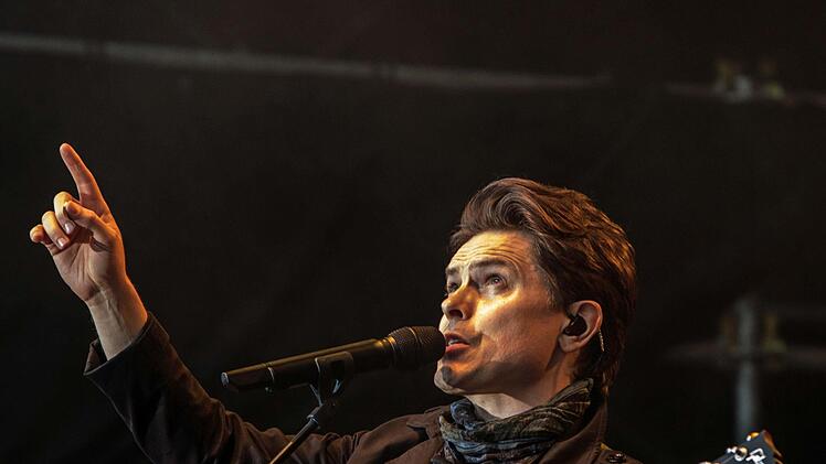 Umjubelter Auftritt: Michael Patrick Kelly fasziniert im ausverkauften Schlosshof von Tambach. Foto: Jochen Berger