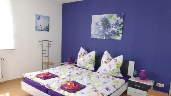 Blick in ein Schlafzimmer einer Ferienwohnung der Familie Grebner in Schalkau.