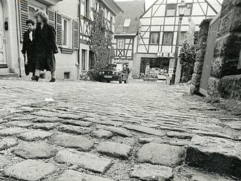 Der Kiliansplatz im Oktober 1996: Eine Holperstrecke führte hinab zur Hauptstraße. Danach wurde das geändert.  Foto: FT-Archiv (Walter Lorz)