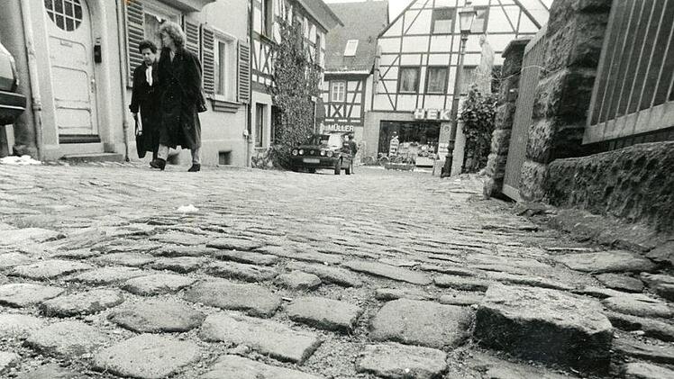 Der Kiliansplatz im Oktober 1996: Eine Holperstrecke führte hinab zur Hauptstraße. Danach wurde das geändert.  Foto: FT-Archiv (Walter Lorz)