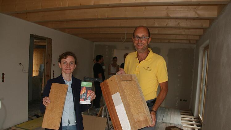 Christine Galster vom Landratsamt und Ulrich Bauer, der in den Händen einen Quader hält, in dem die Bauweise aus Lehm und Holz dargestellt wird Foto: Sylvia Hubele