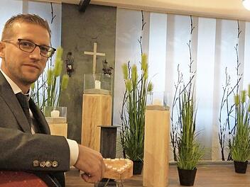 Jochen Gleißner im Abschiedsraum seines Beerdigungsinstituts. Rituale und ein Abschied in Ruhe sind wichtig, um die Trauer bewältigen zu können, sagt er. Foto: Simone Bastian