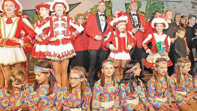 Die Tänzerinnen der Jugendgarde mit den Tanzmariechen