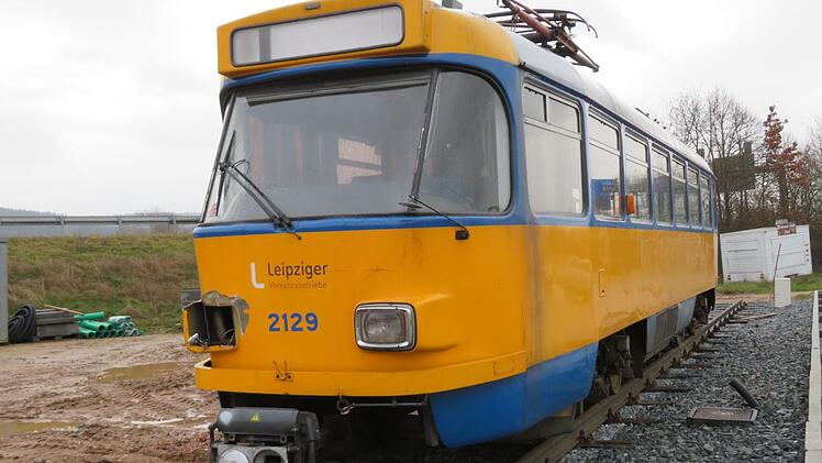 Die ausrangierte Tatra 2129 soll zum Imbiss umgebaut werden.   Monika Schütz