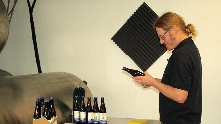 Auch das Etikettieren der Flaschen erfolgt per Hand.Susanne Deuerling