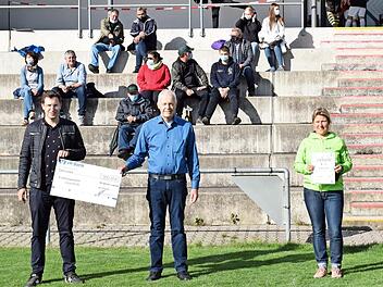 Frank Iftner (l.) &uuml;bergab die Spende an Pfarrer Andreas Sauer. Rechts die Gewinnerin Belinda Krafka Foto: privat
