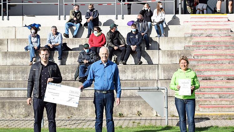 Frank Iftner (l.) &uuml;bergab die Spende an Pfarrer Andreas Sauer. Rechts die Gewinnerin Belinda Krafka Foto: privat