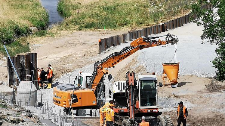 Ein 80 Meter langer Hochwasserschutz aus Spundwänden wurde als Lückenschluss in der Blaich gebaut. Foto: Michael Stocker/Wasserwirtschaftsamt Hof