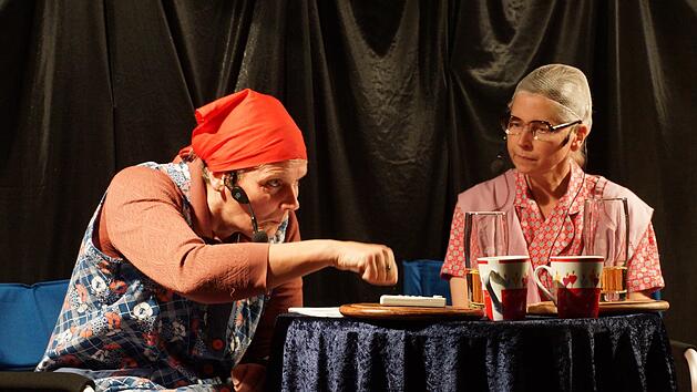 Auguste (Andrea Wehner, links) und Babet (Gisela Klöffel) haben ihre ganz eigenen Ansichten über das Leben.
