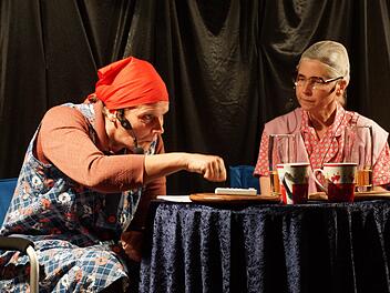 Auguste (Andrea Wehner, links) und Babet (Gisela Klöffel) haben ihre ganz eigenen Ansichten über das Leben.