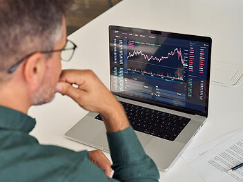 KI K&uuml;nstliche Intelligenz Finanzentscheidungen Anlageentscheidungen Studie Risiken Trader Investor B&ouml;rse Aktienmarkt Kryptomarkt Bitcoin Inflation Volatilit&auml;t Preissturz Datenanalyse Algorithmischer Handel Machine Learning Robo-Advisor Fehlentscheidungen Bias Blackbox Regulierung Risikomanagement Portfoliostrategie Computermonitor Analyse