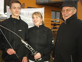 Bayerische Meisterin mit dem Blankbogen wurde Susann Samper vom Schützenverein Hubertus Eltingshausen. Teamkollege Manuel Reith (links) belegte Platz acht in der Jugendklasse. Es gratulierte Vorsitzender Reinhold May.  Foto: Geiger
