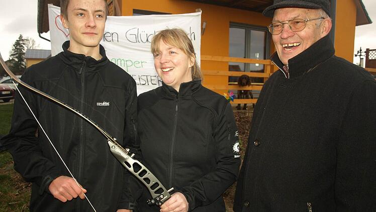 Bayerische Meisterin mit dem Blankbogen wurde Susann Samper vom Schützenverein Hubertus Eltingshausen. Teamkollege Manuel Reith (links) belegte Platz acht in der Jugendklasse. Es gratulierte Vorsitzender Reinhold May.  Foto: Geiger