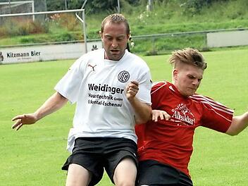 ASV Herzogenaurach - FC Herzogenaurach II. Die Gastgeber (rote Trikots) boten dem Stadtrivalen erst nach 20 Minuten Paroli, da stand es aber bereits 0:2. Foto: herzopress