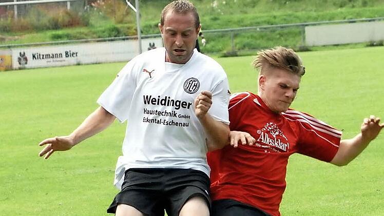 ASV Herzogenaurach - FC Herzogenaurach II. Die Gastgeber (rote Trikots) boten dem Stadtrivalen erst nach 20 Minuten Paroli, da stand es aber bereits 0:2. Foto: herzopress
