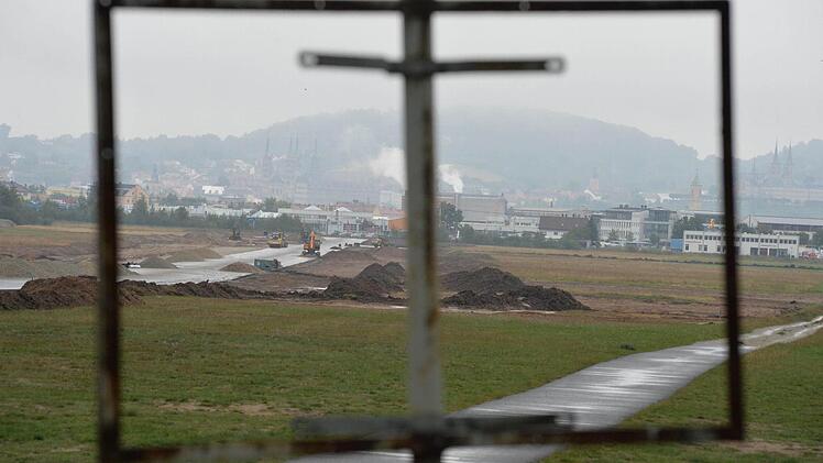 Hinter dem Flugplatz fällt der Blick auf die Bamberger Altstadt.