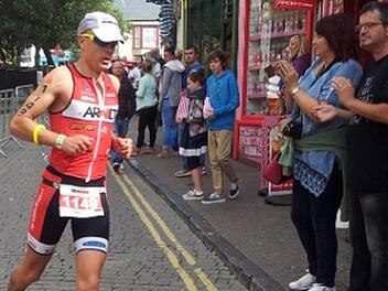 Bernd Hagen biss beim Ironman in Wales trotz heftigen Seitenstechens die Zähne zusammen und verteidigte Rang 6.