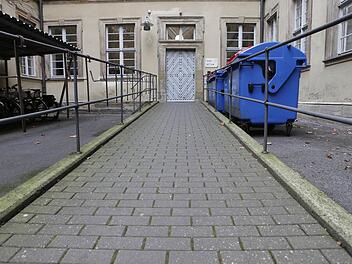 So sieht der aktuelle barrierefreie Zugang zum Rathaus am Maxplatz aus. Behinderte müssen durch den Hinterhof (historischer Eingang), um zur Rampe zu gelangen. Foto: Matthias Hoch