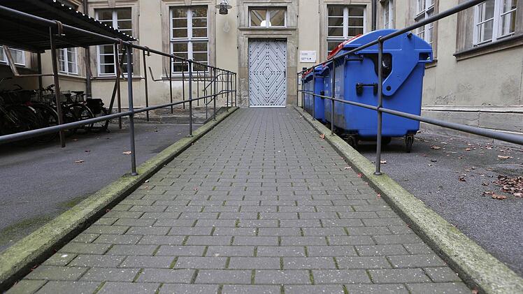 So sieht der aktuelle barrierefreie Zugang zum Rathaus am Maxplatz aus. Behinderte müssen durch den Hinterhof (historischer Eingang), um zur Rampe zu gelangen. Foto: Matthias Hoch
