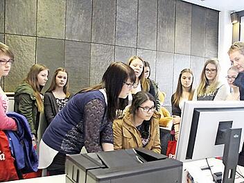 Selbst mal Zeitung machen: Bei der Zeig-Dich!-Tour bekamen die Jugendlichen einen Einblick in die Arbeit des Coburger Tageblatts. Begleitet wurde die Mädchen-Gruppe von Elke Gillardon von den Wirtschaftsjunioren (rechts). Lena Maier und Lena Rose (dahinter) zeigten den Schülern, wie man eine Anzeige gestaltet.  Foto: Christiane Lehmann