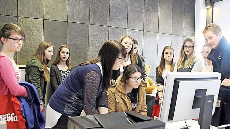 Selbst mal Zeitung machen: Bei der Zeig-Dich!-Tour bekamen die Jugendlichen einen Einblick in die Arbeit des Coburger Tageblatts. Begleitet wurde die Mädchen-Gruppe von Elke Gillardon von den Wirtschaftsjunioren (rechts). Lena Maier und Lena Rose (dahinter) zeigten den Schülern, wie man eine Anzeige gestaltet.  Foto: Christiane Lehmann