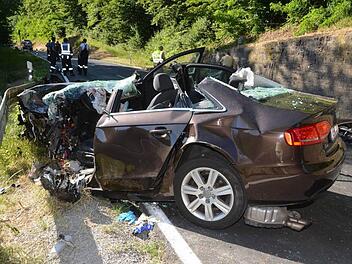 Aus diesem Wrack musste der 46-Jährige Unfallfahrer zwischen Premich und Steinach befreit werden.  Foto: Peter Rauch