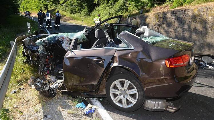 Aus diesem Wrack musste der 46-Jährige Unfallfahrer zwischen Premich und Steinach befreit werden.  Foto: Peter Rauch