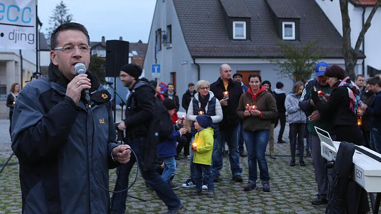 Lichterkette in Adelsdorf gegen Krieg und Gewalt. Foto: Barbara Herbst