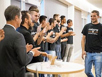 Wie es sich f&uuml;r einen Mannschaftskapit&auml;n geh&ouml;rt: Andreas Albus (rechts) ging bei der Spielervorstellung vorneweg; links Sponsor Michael Stoschek, der Vorsitzender der Gesellschafterversammlung von Brose, vor ihm der Vorsitzende der neu gegr&uuml;ndeten BBC-Spielbetriebs GmbH Michael "Bobby" Fischer und dahinter die Spieler des k&uuml;nftigen Erst-Regionalligisten Fotos: Sebastian Buff