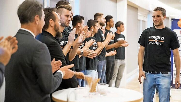 Wie es sich f&uuml;r einen Mannschaftskapit&auml;n geh&ouml;rt: Andreas Albus (rechts) ging bei der Spielervorstellung vorneweg; links Sponsor Michael Stoschek, der Vorsitzender der Gesellschafterversammlung von Brose, vor ihm der Vorsitzende der neu gegr&uuml;ndeten BBC-Spielbetriebs GmbH Michael "Bobby" Fischer und dahinter die Spieler des k&uuml;nftigen Erst-Regionalligisten Fotos: Sebastian Buff