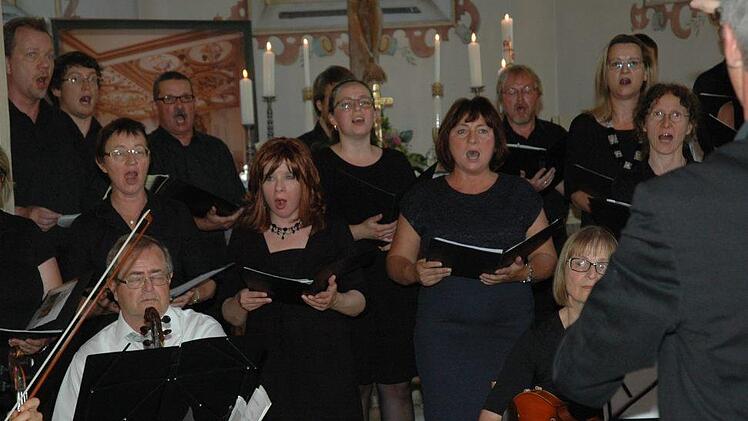 Das Kammerorchester und der Kammerchor Sonneberg bereicherten den Gottesdienst am Johannistag. Foto: Edwin Meißinger