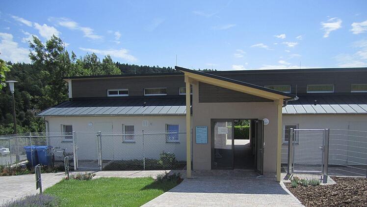 Das neue Versorgungsgebäude am Freibad Maßbach wurde offiziell seiner Bestimmung übergeben.Foto: Hartmut Hessel