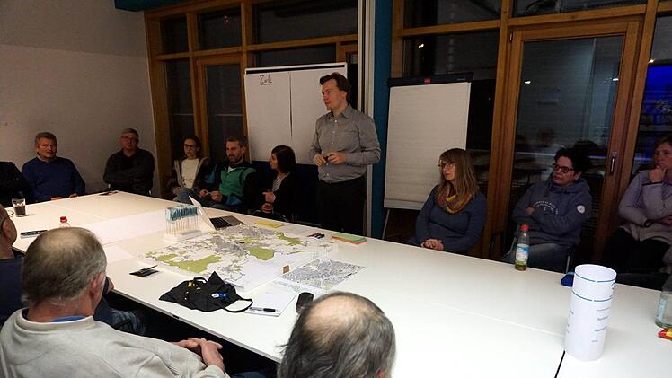 Wolfram Georg  am Thementisch "Stadtbelebung"  Foto: Richard Sänger