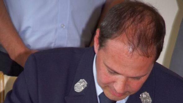 Markus Hellmuth, dem Vorsitzenden der Ebensfelder Feuerwehr, war es eine Ehre, zur Feier des Tages ebenfalls den F&uuml;llfederhalter zu z&uuml;cken.Mario Deller