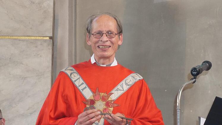Der Kirchenschlüssel wurde Pfarrer Hand Thurn symbolisch überreicht. Marion Eckert