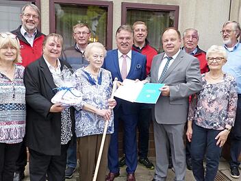 Helene Frisch (vorne, Bildmitte) mit (von links) Tochter Ilse, Volker Kirschenlohr, Pfarrerin Heidrun Hemme, Schwiegersohn Karl-Heinz Buchta, Landrat Klaus Peter Söllner, Martin Horn, Bürgermeister Werner Burger, Rudi Kemnitzer, Schwiegertochter Renate und Sohn Hansi Frisch Foto: Klaus-Peter Wulf