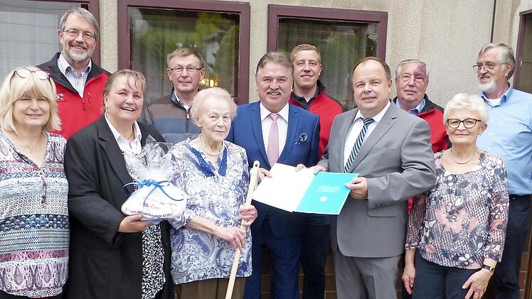 Helene Frisch (vorne, Bildmitte) mit (von links) Tochter Ilse, Volker Kirschenlohr, Pfarrerin Heidrun Hemme, Schwiegersohn Karl-Heinz Buchta, Landrat Klaus Peter Söllner, Martin Horn, Bürgermeister Werner Burger, Rudi Kemnitzer, Schwiegertochter Renate und Sohn Hansi Frisch Foto: Klaus-Peter Wulf