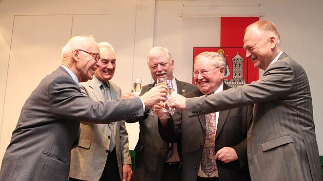 Neujahrsempf&auml;nge haben Tradition in M&uuml;nnerstadt. Im Jahr 2012 nstie&szlig; B&uuml;rgermeister Helmut Blank (rechts) mit Stadtr&auml;te an, die 40 Jahre zuvor ins Gremium gew&auml;hlt wurden. Das waren (von links): Ferdinand Betzer, Michael B&ouml;tsch, Fridolin Weigand und Karl Scharf. Archiv/Thomas Malz