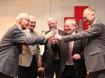 Neujahrsempfänge haben Tradition in Münnerstadt. Im Jahr 2012 nstieß Bürgermeister Helmut Blank (rechts) mit Stadträte an, die 40 Jahre zuvor ins Gremium gewählt wurden. Das waren (von links): Ferdinand Betzer, Michael Bötsch, Fridolin Weigand und Karl Scharf. Archiv/Thomas Malz