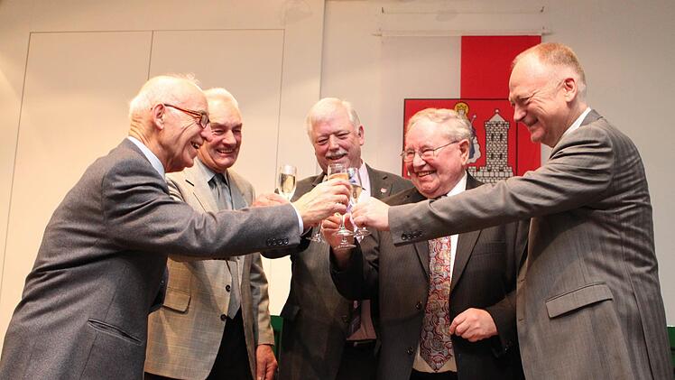 Neujahrsempfänge haben Tradition in Münnerstadt. Im Jahr 2012 nstieß Bürgermeister Helmut Blank (rechts) mit Stadträte an, die 40 Jahre zuvor ins Gremium gewählt wurden. Das waren (von links): Ferdinand Betzer, Michael Bötsch, Fridolin Weigand und Karl Scharf. Archiv/Thomas Malz